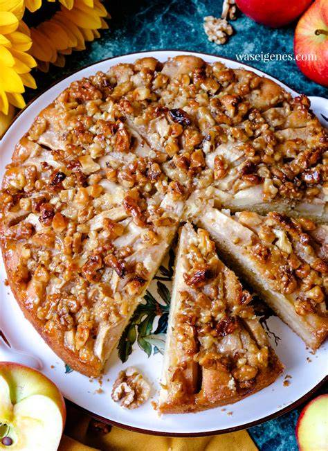 Winterlicher Apfelkuchen mit Zimt und Äpfeln auf dem Tisch dekoriert
