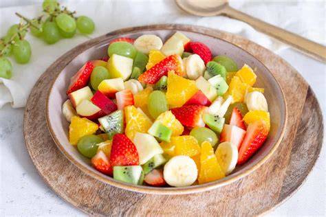 Winterlicher Obstsalat im Glas serviert als Snack