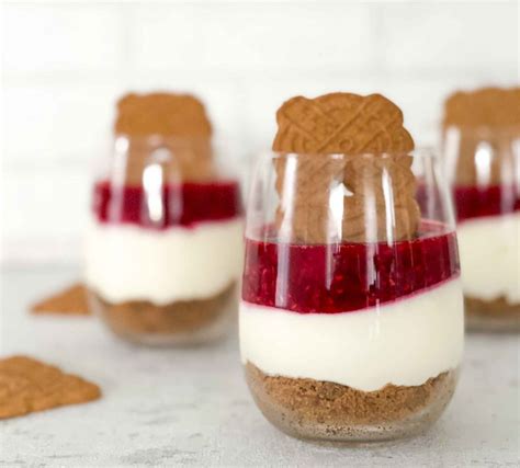 Winterliches Dessert mit Birnen und Spekulatius im Glas