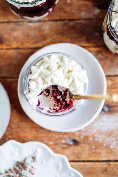 Wintertraum-Dessert: weiße Creme, Himbeeren und Blaubeeren geschichtet
