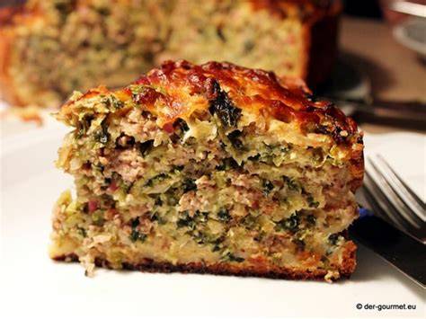 Wirsing-Hackfleisch-Torte in Springform, Schichtansicht mit Kartoffeln