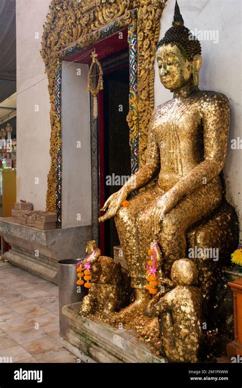 Wochentags-Buddha mit Affe und Elefant (Mittwoch) in einem thailändischen Tempel