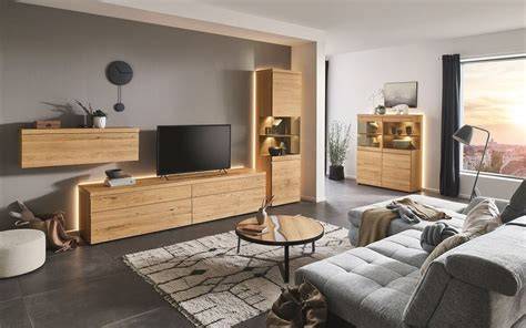 Wohnzimmer mit Eiche Trüffel Möbeln und Polstermöbeln in diversen Farben