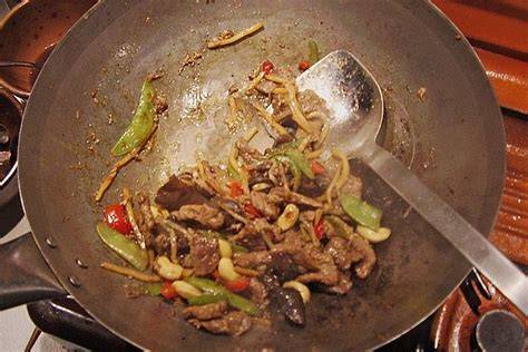 Wok mit angebratenen Rindfleischstreifen