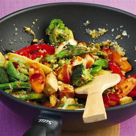 Wok mit gebratenem Gemüse und Sojasauce