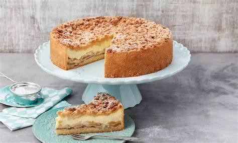 Wolkenkuchen mit zarter Puddingfüllung, angeschnitten auf einer Tortenplatte