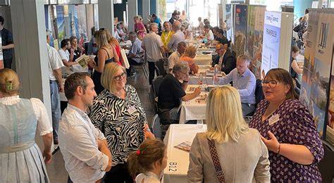Workshop Schokoladengiessen, Teilnehmer beim Ausgiessen