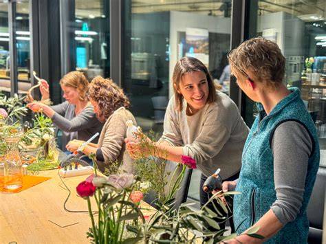 Workshop-Küche mit Teilnehmern beim Pralinenmachen
