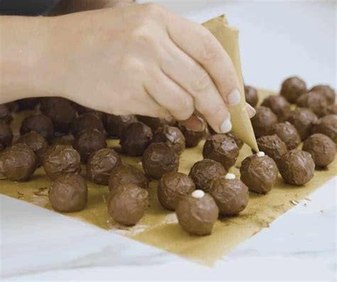 Workshop-Szene: Hohlkugeln füllen und ausgarnieren