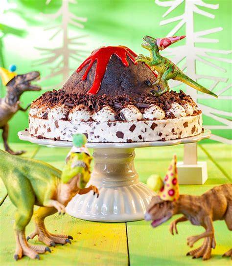 Wunderkerzen Effekt auf der Dino-Lava-Torte