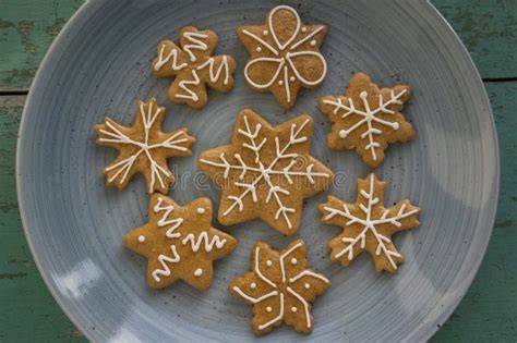 Wunderschön angerichtete braune Weihnachtskuchen auf einem Teller