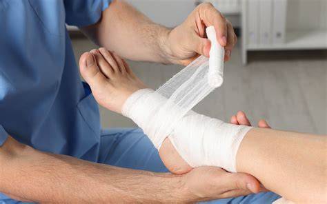 Wundversorgung mit Manuka-Honig-Salbe auf Verband