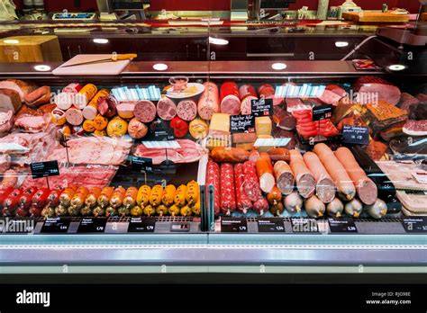 Wursttheke im Supermarkt