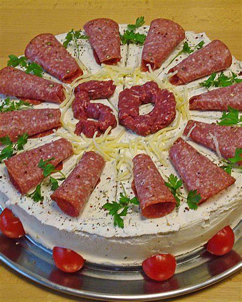 Wursttorte mit Salamirosen und Kräuterdekoration