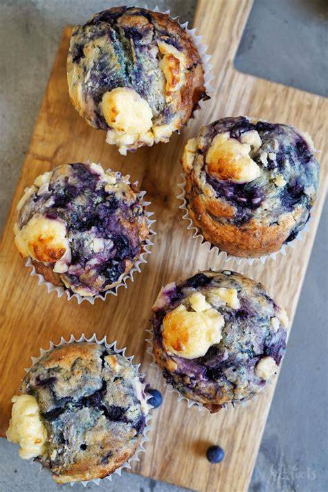 XL Blaubeeren Cheesecake Muffins auf einem Teller