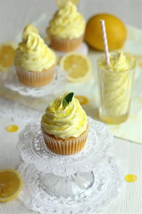 XS-Cakes in essbaren Waffelbechern, daneben Zitronencupcakes mit Frosting