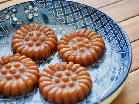 Yakgwa traditionelle koreanische Plätzchen auf einer Servierplatte