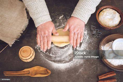 Yazid beim Backen - Detailaufnahme von Händen und Zutaten