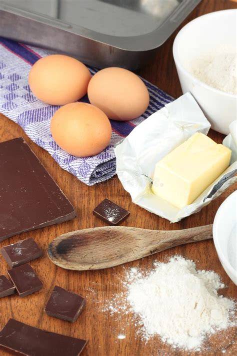 Yazid beim Backen eines Schokoladenkuchens