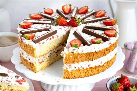 Yogurette Riegel und Erdbeeren als Dekoration auf Torte