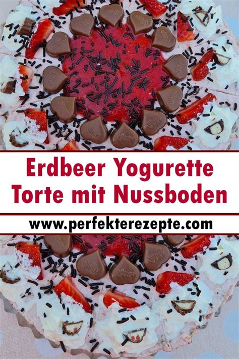 Yogurette Torte dekoriert mit frisch geschnittenen Erdbeeren und Schokoladenspänen