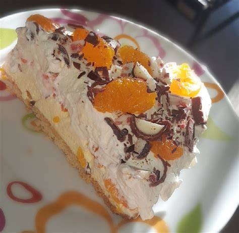 Yogurette Torte mit Mandarinen serviert auf einer Tortenplatte