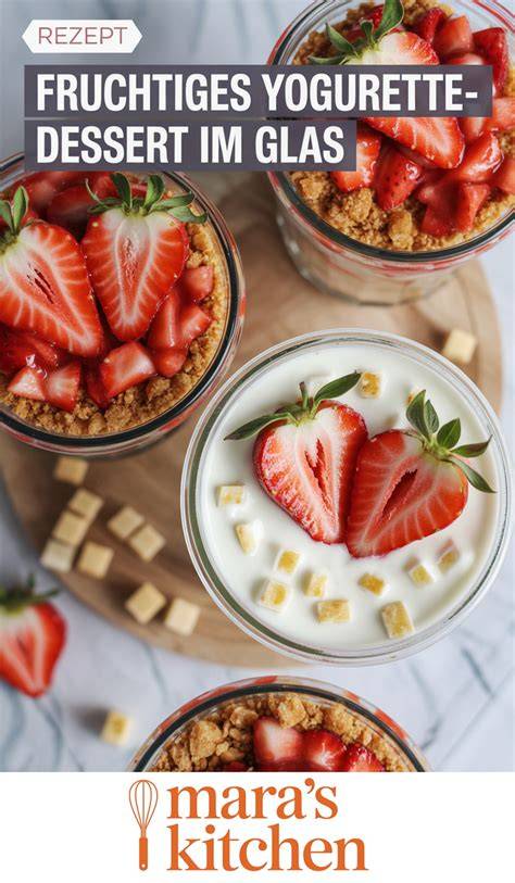 Yogurette-Dessert im Glas mit Erdbeerschichten und Schokostückchen, serviert auf einer Tafel