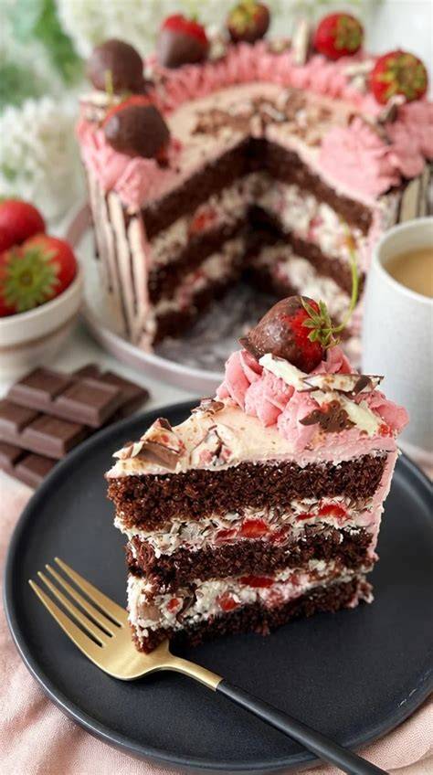 Yogurette-Torte mit rosa Likörflasche