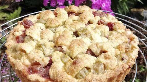 Yufka-Flammenkuchen mit Artischockencreme und Stachelbeeren