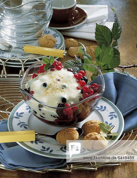 Zabaione in einer Schale mit Beeren