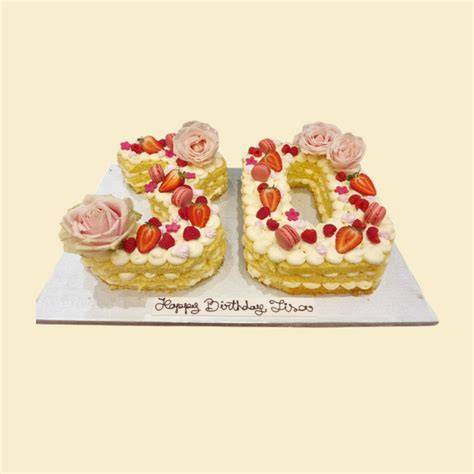 Zahlen-Torte mit Macarons und Beeren