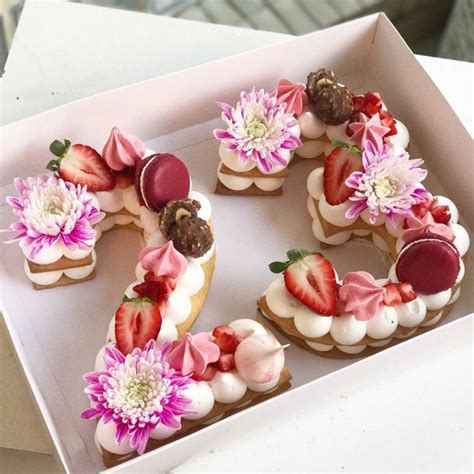 Zahlenkuchen Toppings: Beeren, Macarons, Schokolade und Blumen