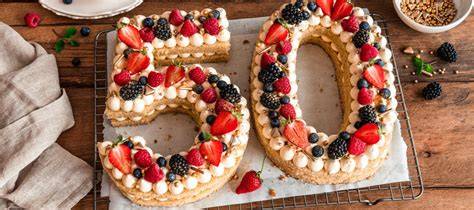 Zahlenkuchen aufgeschnitten mit Anschnitt und verschiedenen Füllungen