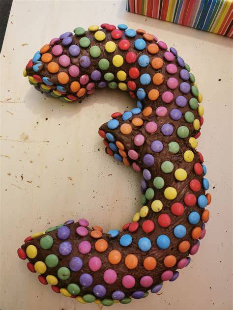 Zahlenkuchen mit bunten Toppings und Schokoladenglasur