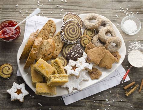 Zahlreiche klassische Weihnachtskekse in einer weihnachtlichen Blechdose