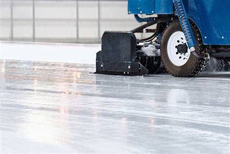 Zamboni Eismaschine bei der Arbeit in einer Eissporthalle