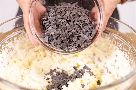 Zartbitterschokolade und Schokoraspel als Stracciatella Dekor für die Torte