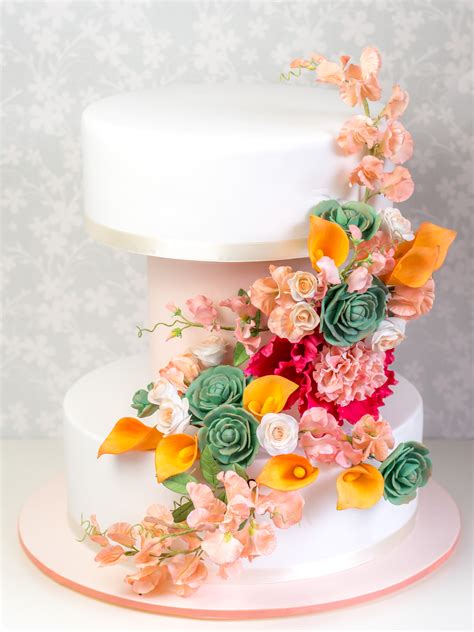 Zarte Zuckerblumen auf einer Hochzeitstorte - perfektes Arrangement