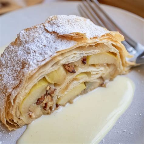 Zarter Apfelstrudel, angerichtet mit Vanillesaucen-Deko