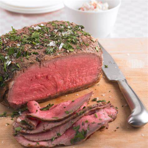 Zartes Roastbeef mit Kräutern und knusprigem Fettrand