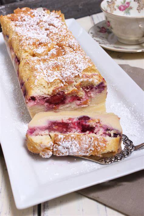 Zauberkuchen mit Puderzucker und Beeren dekoriert