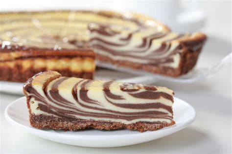 Zebra Käsekuchen auf einer Kaffeetafel