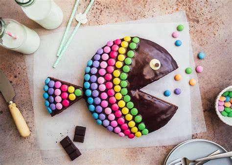 Zebra-Kuchen mit Fisch-Motiv, verziert mit Smarties