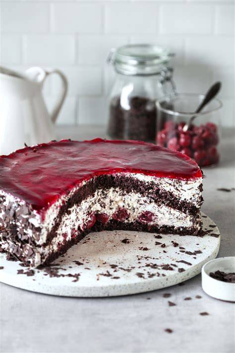 Zebrakäsekuchen im Ofen auf unterster Schiene, mit Alufolie abgedeckt