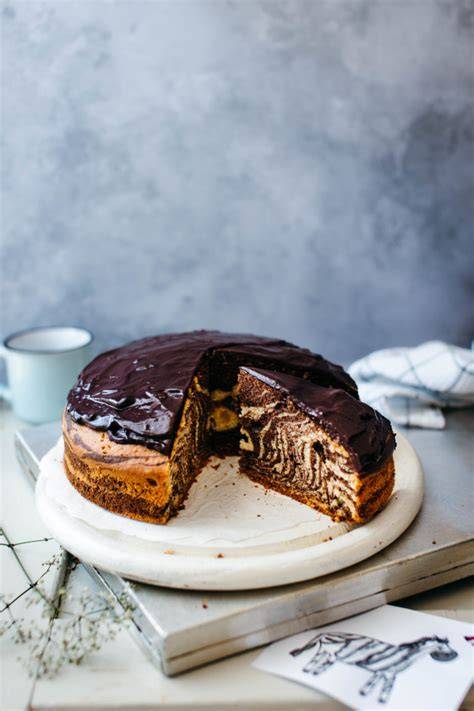 Zebrakuchen mit Schokoglasur und Mandeln dekoriert