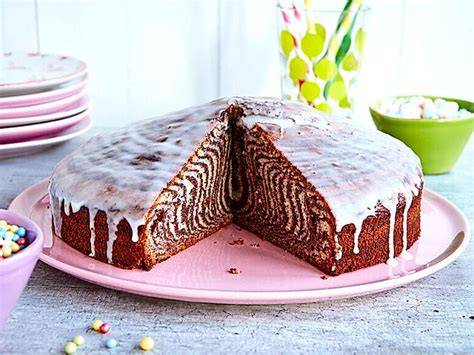 Zebrakuchen mit Zuckerguss verziert