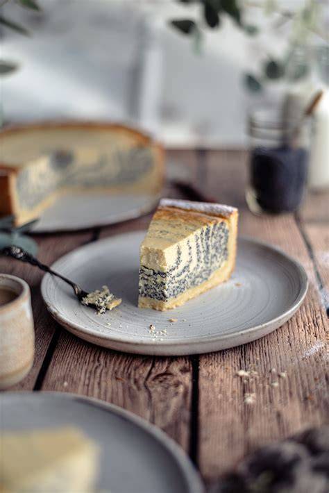Zebramuster-Anschnitt Mohn-Vanille-Käsekuchen