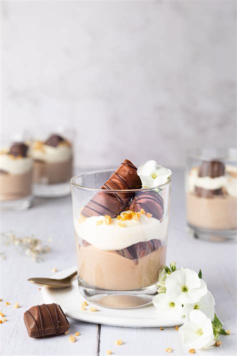 Zebrapudding im Glas, abwechselnd geschichtet, dekoriert mit Schokoröllchen
