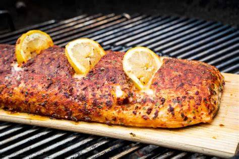 Zedernholz-Planke mit Lachsfilet auf dem Grill