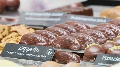 Zeppelin-Praline und Schokoladen-Zeppelin auf Präsentationstablett